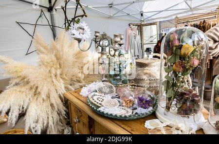 Getrocknete Blumen, Häkeln und Ephemera zum Verkauf in einem Stall auf der Country Brocante Winter Fair in Market Square, Midhurst, West Sussex Stockfoto