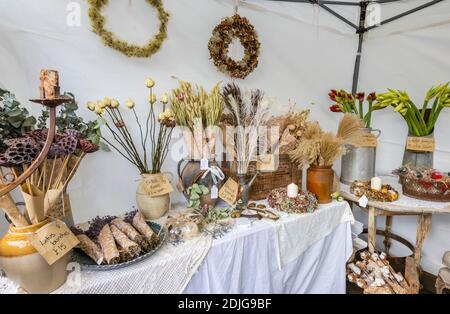 Ephemera auf displlay zum Verkauf in einem Stall auf der Country Brocante Wintermesse im Dezember auf dem Marktplatz, Midhurst, West Sussex Stockfoto