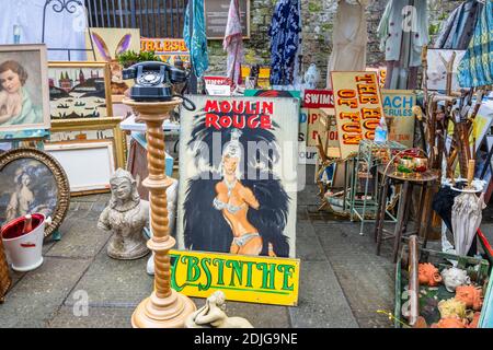 Antiquitäten, Kunst und Ephemera zum Verkauf in einem Stand auf der Country Brocante Wintermesse im Dezember auf dem Marktplatz, Midhurst, West Sussex Stockfoto