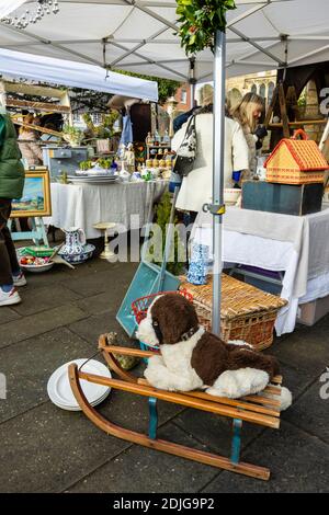 Ausstellung an einem Stand auf der beliebten jährlichen Country Brocante Wintermesse im Dezember auf dem Marktplatz in Midhurst, West Sussex Stockfoto