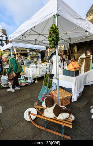 Ausstellungen an Ständen auf der beliebten jährlichen Country Brocante Wintermesse im Dezember auf dem Marktplatz in Midhurst, West Sussex Stockfoto