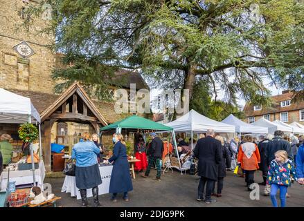 Stände auf der beliebten jährlichen Country Brocante Wintermesse im Dezember auf dem Marktplatz in Midhurst, West Sussex Stockfoto