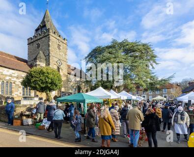 Stände an der beliebten jährlichen Country Brocante Wintermesse im Dezember auf dem Marktplatz von St. Mary Magdalene und St. Denys Kirche, Midhurst, West Sussex Stockfoto