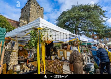 Kunst und Ephemera zum Verkauf in einem Stand auf der Country Brocante Wintermesse im Dezember auf dem Marktplatz, Midhurst, West Sussex Stockfoto