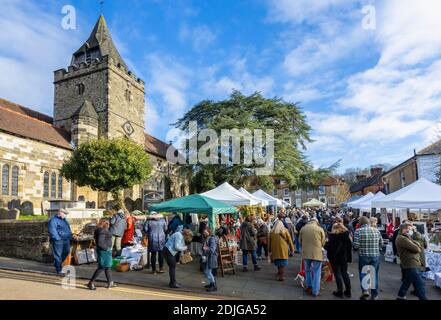 Stände an der beliebten jährlichen Country Brocante Wintermesse im Dezember auf dem Marktplatz von St. Mary Magdalene und St. Denys Kirche, Midhurst, West Sussex Stockfoto