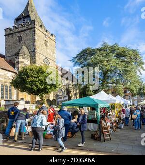 Stände an der beliebten jährlichen Country Brocante Wintermesse im Dezember auf dem Marktplatz von St. Mary Magdalene und St. Denys Kirche, Midhurst, West Sussex Stockfoto