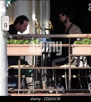 Exklusiv!! Carmen Electras Ehemann Dave Navarro hat in West Hollywood, ca. mit einem Freund zu Mittag gegessen und bringt seine Designer-Channel-Tasche und Sonnenbrille mit, die Nicole Richie einen Lauf für ihr Geld geben würde. 1/5/06 Stockfoto