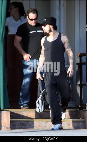 Exklusiv!! Carmen Electras Ehemann Dave Navarro hat in West Hollywood, ca. mit einem Freund zu Mittag gegessen und bringt seine Designer-Channel-Tasche und Sonnenbrille mit, die Nicole Richie einen Lauf für ihr Geld geben würde. 1/5/06 Stockfoto