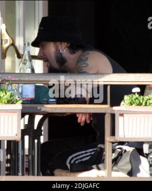 Exklusiv!! Carmen Electras Ehemann Dave Navarro hat in West Hollywood, ca. mit einem Freund zu Mittag gegessen und bringt seine Designer-Channel-Tasche und Sonnenbrille mit, die Nicole Richie einen Lauf für ihr Geld geben würde. 1/5/06 Stockfoto