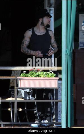 Exklusiv!! Carmen Electras Ehemann Dave Navarro hat in West Hollywood, ca. mit einem Freund zu Mittag gegessen und bringt seine Designer-Channel-Tasche und Sonnenbrille mit, die Nicole Richie einen Lauf für ihr Geld geben würde. 1/5/06 Stockfoto