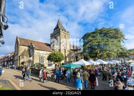 Stände an der beliebten jährlichen Country Brocante Wintermesse im Dezember auf dem Marktplatz von St. Mary Magdalene und St. Denys Kirche, Midhurst, West Sussex Stockfoto