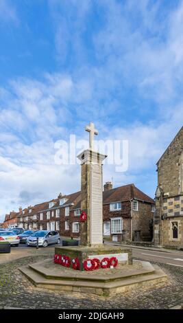 Mohnkränze wurden am Fuße des Kriegsdenkmals in Church Hill, Midhurst, einer Stadt in West Sussex, Südostengland, gelegt Stockfoto