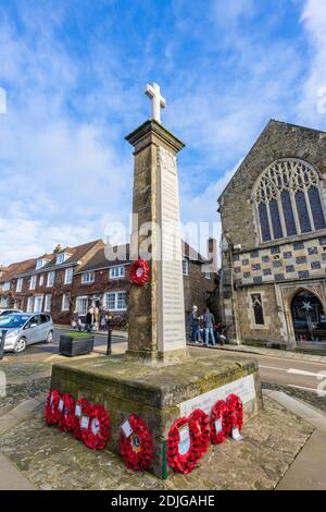 Mohnkränze wurden am Fuße des Kriegsdenkmals in Church Hill, Midhurst, einer Stadt in West Sussex, Südostengland, gelegt Stockfoto