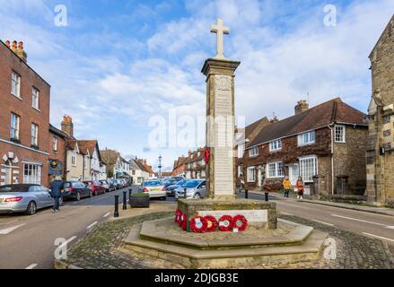 Mohnkränze wurden am Fuße des Kriegsdenkmals in Church Hill, Midhurst, einer Stadt in West Sussex, Südostengland, gelegt Stockfoto