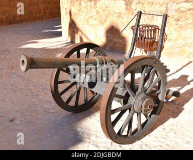 Artilleriekanone aus dem Mittelalter im Schloss von Belmonte. Stockfoto