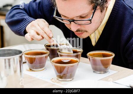 Der professionelle Barista testet den Geruch eines neuen Kaffees Stockfoto