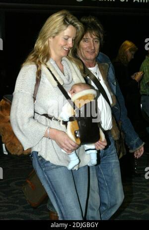 Radiant Rod Stewart und Penny Lancaster kommen mit Sohn Alastair Wallace Stewart, 1/8/06, am Flughafen Miami an Stockfoto