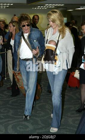 Radiant Rod Stewart und Penny Lancaster kommen mit Sohn Alastair Wallace Stewart, 1/8/06, am Flughafen Miami an Stockfoto