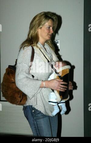 Radiant Rod Stewart und Penny Lancaster kommen mit Sohn Alastair Wallace Stewart, 1/8/06, am Flughafen Miami an Stockfoto