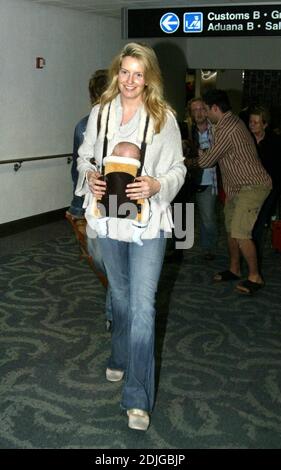 Radiant Rod Stewart und Penny Lancaster kommen mit Sohn Alastair Wallace Stewart, 1/8/06, am Flughafen Miami an Stockfoto