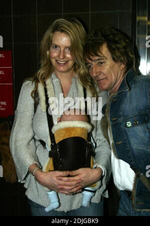 Radiant Rod Stewart und Penny Lancaster kommen mit Sohn Alastair Wallace Stewart, 1/8/06, am Flughafen Miami an Stockfoto