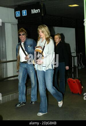 Radiant Rod Stewart und Penny Lancaster kommen mit Sohn Alastair Wallace Stewart, 1/8/06, am Flughafen Miami an Stockfoto