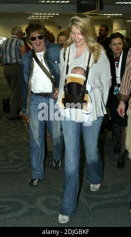 Radiant Rod Stewart und Penny Lancaster kommen mit Sohn Alastair Wallace Stewart, 1/8/06, am Flughafen Miami an Stockfoto