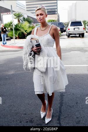 Paris Hilton kommt im Grill in Beverly Hills, ca. für ein Mittagessen. Die Erbin des Hotels hielt zweimal an, bevor sie die Straße überquerte, um ihre Spiegelung in den Autofenstern zu überprüfen. 01/11/06 Stockfoto