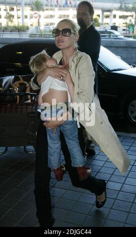 Kate Moss verlässt den Flughafen Maimi mit Mutter Linda und Tochter Lila Grace, 2/6/06 Stockfoto