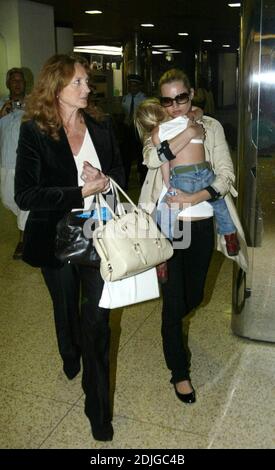 Kate Moss verlässt den Flughafen Maimi mit Mutter Linda und Tochter Lila Grace, 2/6/06 Stockfoto