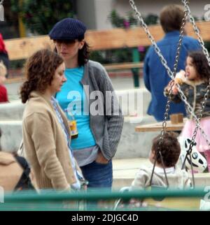 Exklusiv!! Sara Gilbert, ihre Freundin Allison Adler und ihr Sohn Royal Wilfred Adler verbringen einen vergnüglichen Tag in Malibu, ca. Sara schob ihren 16 Monate alten Sohn auf die Schaukeln, als er kicherte und sie gurrte zu ihm, dann durchforschte die Familie die Geschäfte. 02/04/06 Stockfoto