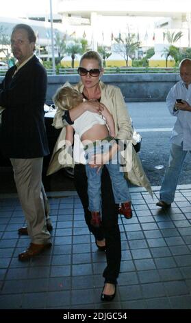 Kate Moss verlässt den Flughafen Maimi mit Mutter Linda und Tochter Lila Grace, 2/6/06 Stockfoto