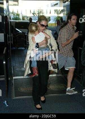 Kate Moss verlässt den Flughafen Maimi mit Mutter Linda und Tochter Lila Grace, 2/6/06 Stockfoto