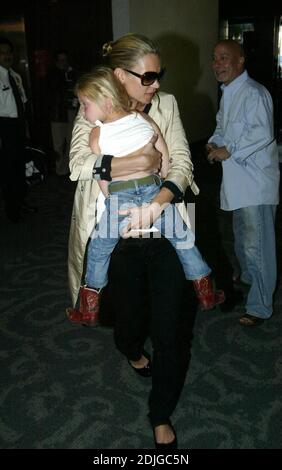 Kate Moss verlässt den Flughafen Maimi mit Mutter Linda und Tochter Lila Grace, 2/6/06 Stockfoto