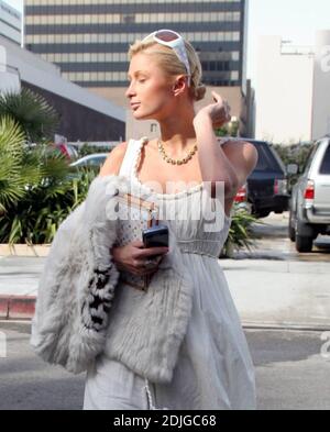 Paris Hilton kommt im Grill in Beverly Hills, ca. für ein Mittagessen. Die Erbin des Hotels hielt zweimal an, bevor sie die Straße überquerte, um ihre Spiegelung in den Autofenstern zu überprüfen. 01/11/06 Stockfoto