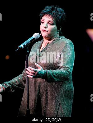 An Aging Liza Minelli tritt im Kravitz Centre, West Palm B each, FL, 1/15/06 auf. Stockfoto