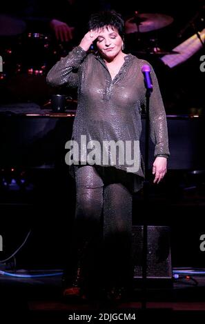 An Aging Liza Minelli tritt im Kravitz Centre, West Palm B each, FL, 1/15/06 auf. Stockfoto