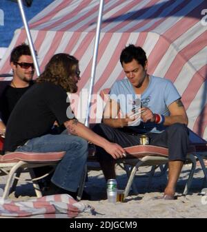 Johnny Knoxville pariert hart mit den Jackass-Kumpels Bam Margera und Ryan Dunn am South Beach, FL, 2/5/06 Stockfoto