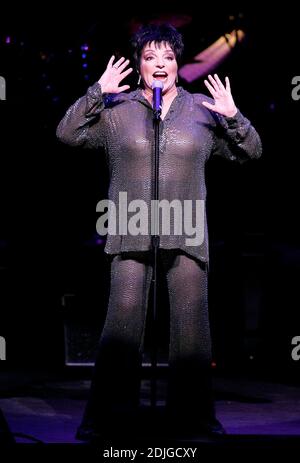 An Aging Liza Minelli tritt im Kravitz Centre, West Palm B each, FL, 1/15/06 auf. Stockfoto