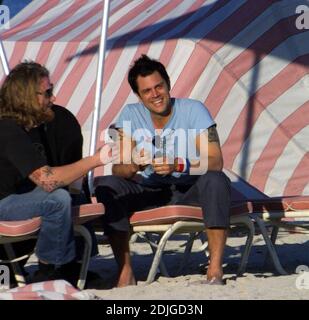 Johnny Knoxville pariert hart mit den Jackass-Kumpels Bam Margera und Ryan Dunn am South Beach, FL, 2/5/06 Stockfoto