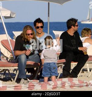 Johnny Knoxville pariert hart mit den Jackass-Kumpels Bam Margera und Ryan Dunn am South Beach, FL, 2/5/06 Stockfoto