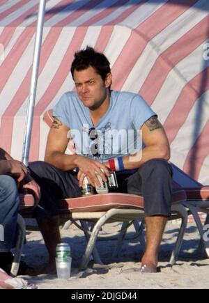 Johnny Knoxville pariert hart mit den Jackass-Kumpels Bam Margera und Ryan Dunn am South Beach, FL, 2/5/06 Stockfoto