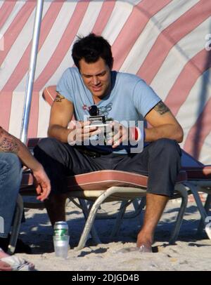 Johnny Knoxville pariert hart mit den Jackass-Kumpels Bam Margera und Ryan Dunn am South Beach, FL, 2/5/06 Stockfoto