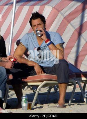 Johnny Knoxville pariert hart mit den Jackass-Kumpels Bam Margera und Ryan Dunn am South Beach, FL, 2/5/06 Stockfoto