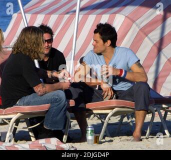 Johnny Knoxville pariert hart mit den Jackass-Kumpels Bam Margera und Ryan Dunn am South Beach, FL, 2/5/06 Stockfoto