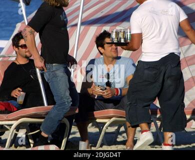 Johnny Knoxville pariert hart mit den Jackass-Kumpels Bam Margera und Ryan Dunn am South Beach, FL, 2/5/06 Stockfoto