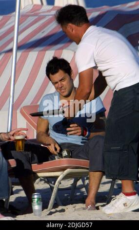 Johnny Knoxville pariert hart mit den Jackass-Kumpels Bam Margera und Ryan Dunn am South Beach, FL, 2/5/06 Stockfoto