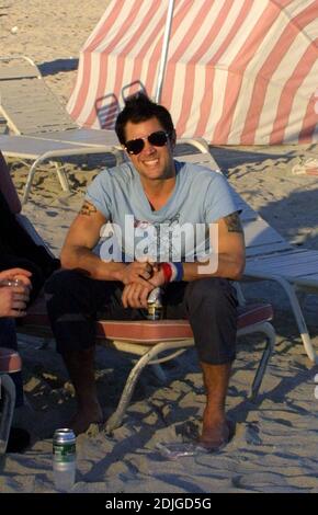 Johnny Knoxville pariert hart mit den Jackass-Kumpels Bam Margera und Ryan Dunn am South Beach, FL, 2/5/06 Stockfoto