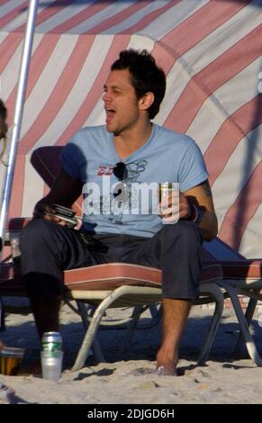 Johnny Knoxville pariert hart mit den Jackass-Kumpels Bam Margera und Ryan Dunn am South Beach, FL, 2/5/06 Stockfoto