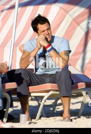 Johnny Knoxville pariert hart mit den Jackass-Kumpels Bam Margera und Ryan Dunn am South Beach, FL, 2/5/06 Stockfoto